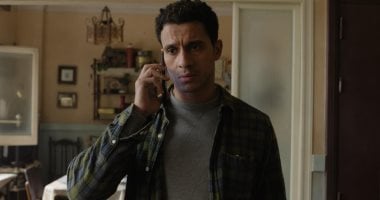 مسلسل عين سحرية الحلقة 1.. عصام عمر مهندس تركيب كاميرات مراقبة وشقيقه يحرجه بعد سرقة محل.. ووالد حبيبته يصدمه برفض خطبتها ويخرجه مكسور الخاطر.. ومالك الشقة يطلب منه شرائها أو طرده منها.. وجريمة قتل تضعه فى ورطة