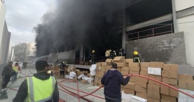 استمرار محاولات السيطرة على حريق مصنع ملابس فى مدينة 6 أكتوبر.. صور