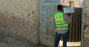 توزيع 200 كرتونة غذائية للأسر الأولى بالرعاية فى أسوان