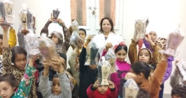 طبيبة قبطية توزع فوانيس على الأطفال بعيادة الصحة المدرسية بالفشن.. صور