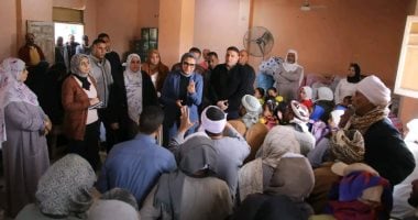 محافظ الوادى الجديد تشهد توزيع مساعدات غذائية وعينية بقرية الخرطوم بالخارجة