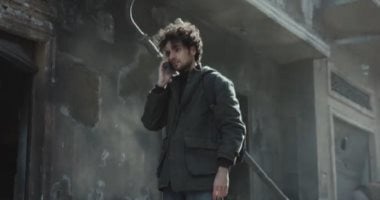 صحاب الأرض الحلقة 2.. تارا عبود تُصدم بقصف منزل العائلة وجهلها بمكان والدها