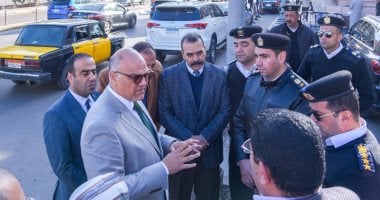 محافظ الإسكندرية يتابع سيولة حركة المرور ويوجه بتكثيف الرقابة لضبط الأسعار