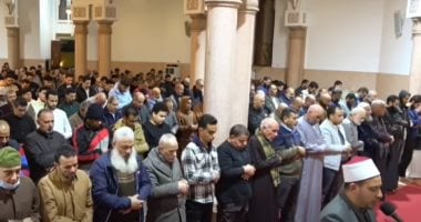 المئات يؤدون صلاة التراويح فى ثانى ليالى الشهر الفضيل بكفر الشيخ.. فيديو