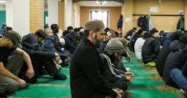 مسلمو أوروبا يحتفلون ببداية شهر رمضان الكريم بأجواء روحانية واجتماعية.. جدل حول توقيت بداية الصيام.. من باريس وبرشلونة إلى أمستردام وبرلين المساجد تشهد ازدحامًا فى أول ليالى صلاة التراويح.. صور