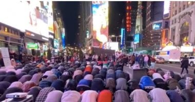 المسلمون حول العالم يحتفون بشهر الصوم.. صلاة وإفطار فى مسجد بودابست.. مسلمو نيويورك يؤدون صلاة التراويح فى تايمز سكوير بمنهاتن ووجبات إفطار للصائمين.. والمئات يرفعون الشعائر فى مسجد لندن المركزى.. صور