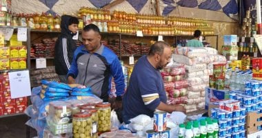 يقدم سلع بأسعار مخفضة.. محافظ قنا يتفقد معرض أهلا رمضان بنجع حمادي