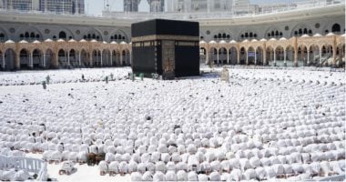 المصلون والمعتمرون يؤدون صلاة الجمعة الأولى في رمضان بالمسجد الحرام