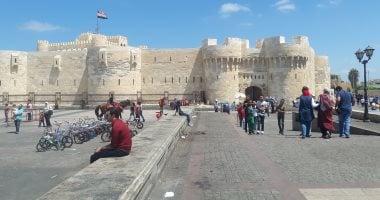 راكيت ورمل وكورنيش.. شاهد كيف يقضى الإسكندرانية نهار رمضان