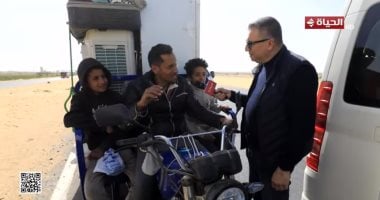 أجمل ناس.. عمرو الليثي يهدي أسرة تبيع أثاث منزلها 20 ألف جنيه.. فيديو