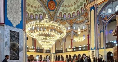 إبداع هندسى استغرق 50 عامًا.. أول خطبة جمعة في مسجد الرحمن بالمظلات..فيديو