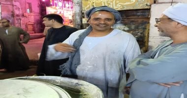 أشهر بائع زلابية فى كوم أمبو بأسوان.. يعمل فى رمضان فقط.. صور وفيديو