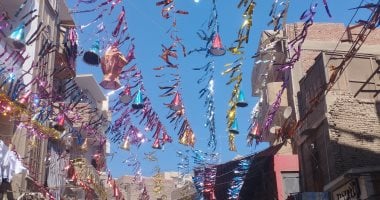 بالالوان زينة رمضان تملئ شارع الحسينى أقدم شوارع المنيا.. فيديو