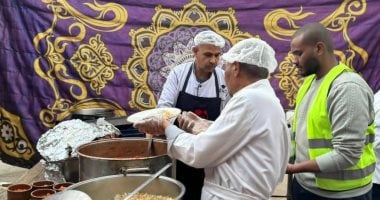 إعداد وجبات الموائد الرمضانية الخيرية بالأقصر