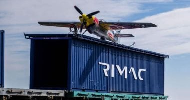 طيار إيطالى يحقق هبوطا تاريخيا على قطار متحرك.. صور