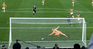 الهلال ضد الاتحاد.. هدف وطرد في شوط أول ناري بكلاسيكو الدوري السعودي