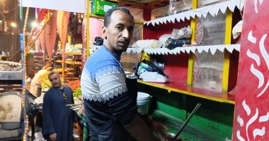 أساسى فى السحور.. شوف أشهر بائع فول بكوم أمبو.. فيديو وصور
