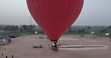 تحليق 95 رحلة بالون طائر على متنها 2250 سائح في سماء غرب الأقصر.. صور