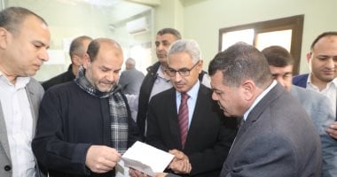 محافظ بني سويف يتفقد منظومة العمل بالمركز التكنولوجي