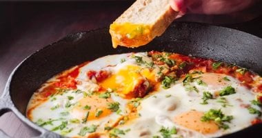 سحور 8 رمضان.. طريقة عمل البيض بالبسطرمة والخضار 