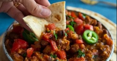 سحور 10 رمضان.. طريقة عمل الفول بالخلطة الحارة 