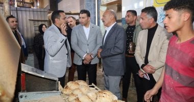 محافظ السويس يتفقد مجمع مخابز الحرفيين ويتابع توافر السلع بمنافذ البيع