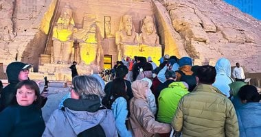 الشمس تعانق وجه رمسيس فى 22 فبراير.. 2000 سائح يشاهدون الظاهرة بمعبد أبو سمبل جنوب مصر.. براعة هندسية لتساقط الضوء فى أحداث تاريخية دقيقة.. استمتاع الزوار الدوليين بالحدث وتسهيل الدخول للوفود قبل الفجر.. صور