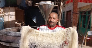 من سوق القيسارية إلى موائد الإفطار.. حكاية عائلة ورثت صناعة الكنافة الآلي منذ أكثر من 50 عاما بقنا.. تجهز الفرن قبل رمضان بأيام وتعمل من الفجر حفاظا على جودة صنعتها.. صور