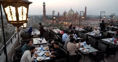 رمضان فى باكستان.. إفطار جماعى فى ساحات المساجد