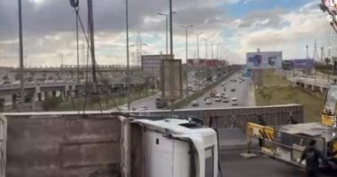 انقلاب سيارة نقل أعلى كوبري بـ 6 أكتوبر والاستعانة بونش لإزالة الآثار