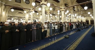 آلاف المصلين يؤدون العشاء والتراويح بالجامع الأزهر في الليلة السادسة من رمضان