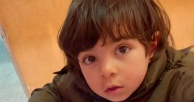 طفولة تسابق الموت في غزة.. أمير أبو دبوسة يفقد سمعه ونطقه بعد شلل دماغي.. أمل صغير يصر على النجاة رغم الظلام المحيط.. وأسرته تتشبث بأمل أخير لإنقاذ حياته وإعادة جزء من براءة فقدها قبل بداية الحرب