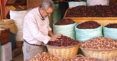 التمر يجمع القلوب.. قصة بائع قبطى يشارك المسلمين بهجة رمضان فى سوق أسوان.. 40 سنة من الرزق والمحبة فى السوق السياحى.. أسامة: بدأت طفولتى بتعليق زينة رمضان فى الشوارع واللعب بالفوانيس.. صور وفيديو