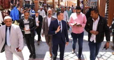 محافظ أسوان يواصل جولاته الميدانية بالأسواق ويشدد على رفع الإشغالات