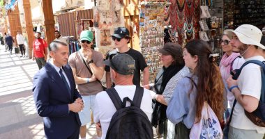 محافظ أسوان يجري حواراً مع الأفواج السياحية بالسوق السياحى القديم