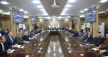 محافظ كفر الشيخ يناقش عدد من القرارات والموضوعات الخدمية والتنموية بالمجلس التنفيذى  