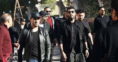 عصام السقا ورنا رئيس وسوزان نجم الدين يواسون مى عمر فى جنازة والدها.. صور 