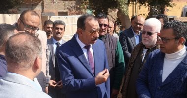 محافظ سوهاج يحيل مدير مركز شباب عنيبس ورئيس القرية للتحقيق بسبب النظافة