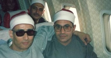 الشيخ إسماعيل حجاب إلى يسار الصورة في الطائرة مع الشيخ الشحات أنور