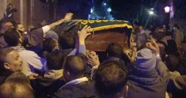 لحظة خروج جثمان شيخ الإذاعيين فهمي عمر لدفنه بمسقط رأسه قرية الرئيسية فى قنا.. مباشر