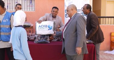 وكيل تعليم الأقصر يشارك بتوزيع 200 جاكيت لذوي الهمم ضمن مبادرة شتاء دافئ.. صور