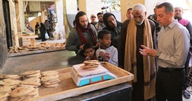 محافظ أسوان يأمر بتحرير محضر لمخبزين بسبب نقص وزن رغيف الخبز