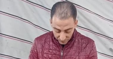 استاذ جامعي يتلقى خبر ترقيته لأستاذ مساعد أثناء تقطيعه البصل 