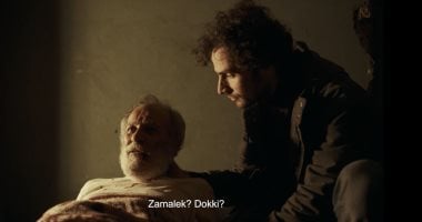 كامل الباشا يتعرض لأزمة صحية ومنة شلبى تساعده فى صحاب الأرض الحلقة 9