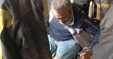 الشرطة فى خدمة "البطل".. إنقاذ شاب من ذوي الهمم تعطل به المصعد