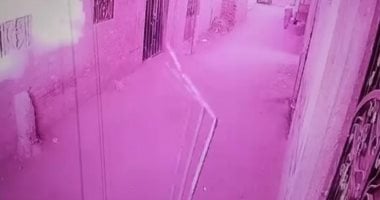 صراع الجيران على منزل للبيع ينتهى فى القسم.. كواليس فيديو خناقة فرد شرطة ومواطن