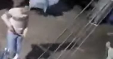 لقطة من فيديو المشاجرة أمام المسجد مع تدخل الأهالي لاحتواء الموقف