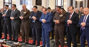 الرئيس السيسى يؤدي صلاة الجمعة بمسجد المشير طنطاوي تزامنًا مع احتفالات العاشر من رمضان.. الرئيس السيسى يهنئ القوات المسلحة ويشيد بدورها في حماية الأمن القومي.. ويوجه التحية لأرواح الشهداء الأبرار