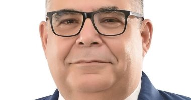 رئيس جامعة القاهرة يهنئ الدكتور محمد البربري بحصوله على الزمالة الفخرية من كلية الجراحين بإدنبرة