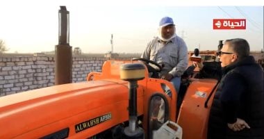 عمرو الليثى يجبر بخاطر سائق جرار بالجيزة ويهديه جائزة مالية فى «أجمل ناس»